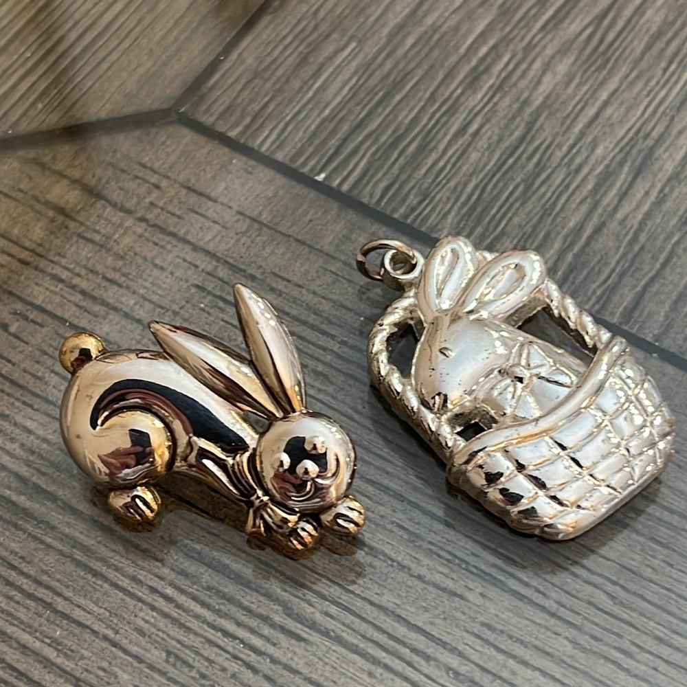 Vintage Round Wire Necklace with Rabbit - Easter Charms - Pendants, Silver-tone - Picture 12 of 13